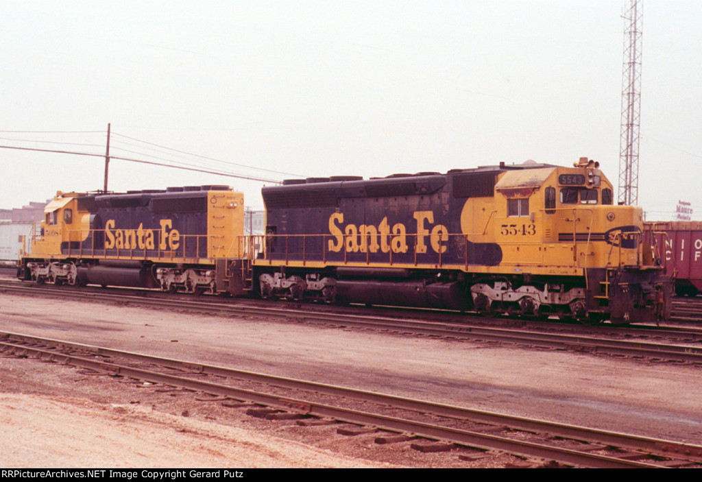 AT&SF SD40-2 #5098 + SD45 #5543